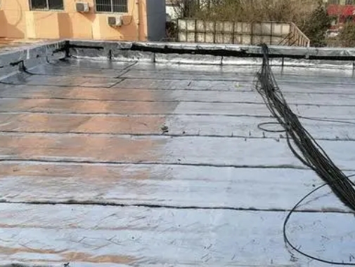 咸丰卫生间漏水维修公司分享下咸丰屋面楼顶防水刚性防水层施工要点。